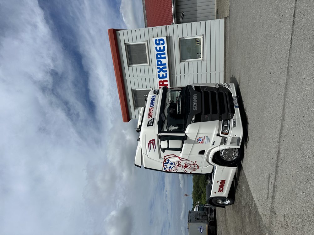Scania pred areálom