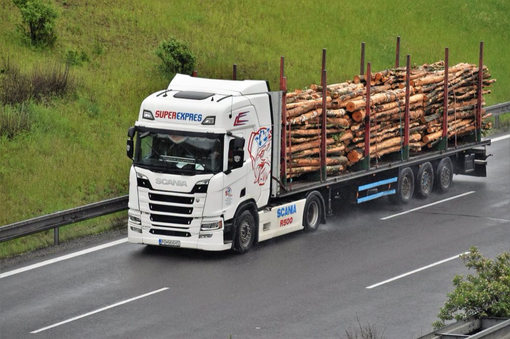 Scania s drevom